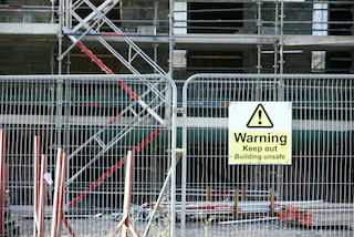 Tedd még biztonságosabbá az állványozást! Ismerd meg a mobilkerítés előnyeit!